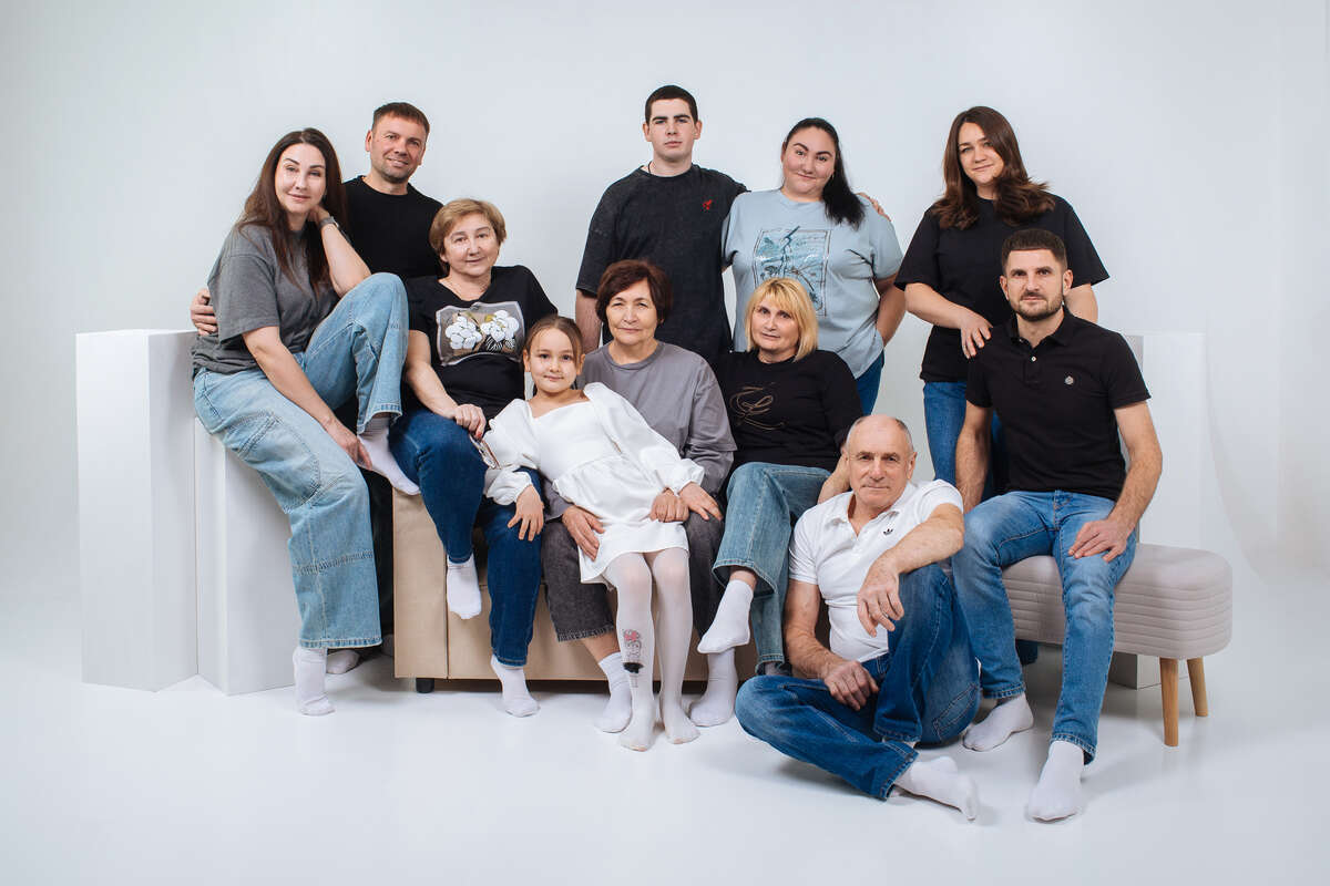 Большая семья на циклораме фотостудии Большая Белая